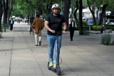 Un homme conduit une trottinette électrique dans le quartier Juarez à Mexico, le 2 juillet 2019