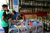 Photo prise le 18 juin 2018 de jeunes Irakiens devant un magasin à Bagdad pour acheter des maillots des équipes participant au Mondial 