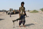 Un membre des forces progouvernementales avec son arme à la main, près de Hodeida (ouest) au Yémen, le 6 novembre 2018