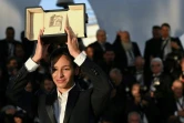 L'actrice française Nadia Melliti avec son prix d'interprétation féminine dans "La petite dernière", le 24 mai 2025 au festival de Cannes