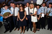 Brigitte et Emmanuel Macron avec le maire de Bormes-les-Mimosas, Francois Arizzi (G) et des gendarmes après la cérémonie à l'occasion du 75e anniversaire de la libération de la ville, le 17 août 2019