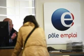 Une femme se renseigne le 27 avril 2016 auprès de Pôle emploi à Montpellier (France) 