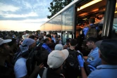 Des migrants se bousculent pour monter dans un autobus à Baptska  en Croatie à la frontière avec la Serbie, le 23 septembre 2015