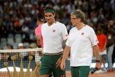 Roger Federer avec le milliardaire américain Bill Gates lors d'un match d'exhibtion en double au Cap, le 7 février 2020 