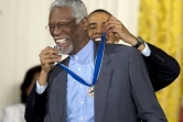 Le légendaire pivot des Boston Celtics Bill Russell, décoré de la médaille de la Liberté par le président Barack Obama, le 14 février 2011 à Washington