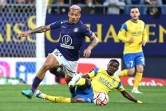 L'attaquant brésilien de Toulouse Rafael Ratao bute sur Ousseynou Thioune lors du match nul 1-1 à Sochaux, le 19 avril 2022 