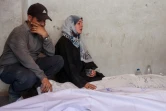 Des Palestiniens veillent les corps de leurs proches tués par une frappe israélienne, à Jabalia, dans le nord de la bande de Gaza, le 2 juin 2025