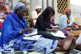 Les sénégalaises comptent et recomptent les billets de la tontine du quartier de la Médina à Grand-Mbao, le 9 mars 2017, dans la périphérie de Dakar