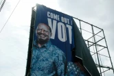 Une affiche de campagne du candidat à la présdentielle Raila Odinga est retirée, le 15 août 2022 à Kisumu, au Keyan