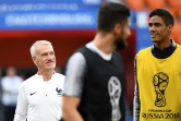 Le sélectionneur des Bleus Didier Deschamps (g) et le défenseur Raphaël Varane (d) lors d'une séance d'entraînementau stade d'Ekaterinbourg, le 20 juin 2018