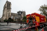 Un camion de pompiers intervient pour sécuriser Notre-Dame au lendemain de l'incendie, le 16 avril 2021