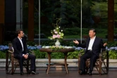 Le président français Emmanuel Macron (g) et son homologue chinois Xi Jinping prennent le thé à la résidence du gouverneur de la province du Guangdong, le 7 avril 2023