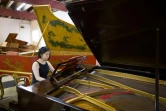 La pianiste Xiaowen Shang joue sur l'un des pianos vendus, un Pleyel ayant appartenu à la pianiste Madeleine Lioux, épouse d'André Malraux, le 6 août 2021 à Biddenden, dans le sud-est de l'Angleterre 