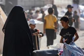 Des femmes et enfants détenus se préparent à quitter, après leur libération, le camp d'al-Hol qui accueille des proches de combattants présumés du groupe État islamique (EI), le 3 septembre 2023 dans le nord-est de la Syrie