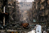 Des Syriens marchent dans une rue détruite dans le nord-est du pays, le 4 janvier 2014