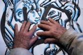 Les mains du sculpteur Shelomo Selinger, au dessus d'une de ses oeuvres, le 1er février 2021, dans son atelier à Paris 