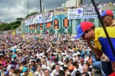 Le leader de l'opposition vénézuélienne Henrique Capriles écoute les manifestants contre le président Nicolas Maduro, le 26 octobre 2016 à Caracas