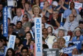 Un portrait d'Hillary Clinton brandi par les délégués de la convention démocrate le 26 juillet 2016 à Philadelphie  