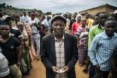 Un homme tient sa carte d'électeur après avoir voté symboliquement à Béni le 30 décembre 2018 en RDCongo
