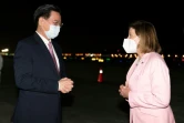 Photo diffusée par le ministère des Affaires étrangères de Taïwan , montrant le ministre des Affaires étrangères Joseph Wu (à gauche) et la présidente de la Chambre américaine des représentants Nancy Pelosi (droite) à l'aéroport de Taipei, le 2 août 2022