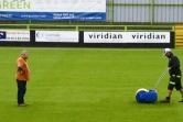 Préparation de la pelouse du stade du Forest Green Rovers, le 8 août 2017 dans l'ouest de l'Angleterre 