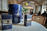 Des boîtes de café expresso au café Gambrinus de Naples, le 13 février 2022 en Italie