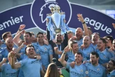 Manchester City et son entraîneur Pep Guardiola soulevant le trophée de Premier League, à Brighton le 12 mai 2019