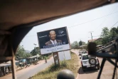 Une affiche électorale du candidat d'opposition Anicet Georges Dologuélé vue depuis un convoi de casques bleus dans Bangui, le 25 décembre 2020