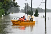 Des services de secours en bateau dans une zone résidentielle inondée de Windsor, le 23 mars 2021 en Australie