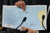 Un enquêteur montre sur une carte la zone de recherche après la disparition du Boeing 777 de Malaysia Airlines (vol MH370), le 7 avril 2014 lors d'une conférence de presse à Perth