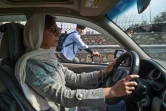 Fatima Mohammadi au volant de sa voiture, le 27 octobre 2019 à Kaboul, en Afghanistan