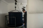 Jiri Danzinger plonge le textile dans un pot de teinture bleu indigo, le 10 mars 2020 à Olesnice