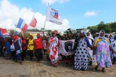 Dans le cortège, en garde partie composé de mahoraises portant le salouva, flottaient de nombreux drapeaux français, européens, ou siglés "département de Mayotte"
