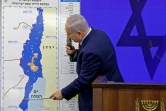 Le Premier ministre israélien Benjamin Netanyahu montre sur une carte la Vallée du Jourdain, lors d'une conférence de presse à Ramat Gan, près de Tel-Aviv, le 10 septembre 2019
