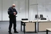 Un officier de justice regarde sa montre alors que devait débuter le procès d'une ancienne secrétaire d'un camp de concentration nazi, devant le tribunal d'Itzehoe dans le nord de l'Allemagne, le 30 septembre 2021