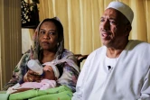 Alithi Youssef et son épouse Manal FaAlithi Youssef et son épouse Manal Fadlallah, les parents d'Aya, avec leur petite-fille Lojien, lors d'une interview avec l'AFP à leur domicile, le 4 mars 2017 dans la banlieue de Khartoum, au Soudan