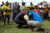 Le président Emmanuel Macron plante un arbre, le 5 mai 2018 à Ouvéa, avec les membres des familles des 19 Kanak tués en 1988 lors de l'assaut de la grotte d'Ouvéa, 