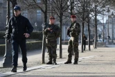 Des policiers et militaires patrouillent près du musée du Louvre le 3 février 2017 à Paris, après une attaque contre des militaires en faction par un homme armé d'une machette