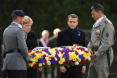 La chanelière allemande Angela Merkel et le président français Emmanuel Macron déposent une gerbe à Rethondes, en France, le 10 novembre 2018 dans le cadre des commémorations du centenaire de l'armistice de la Première guerre mondiale.