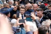 Bain de foule pour le président français Emmanuel Macron, candidat à sa réélection, à Fouras, en Charente-Maritime, le 31 mars 2022