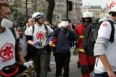Des "street medics" appelés pour soigner des blessés lors de la manifestation du 1er mai à Paris
