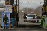 Un véhicule quittant le complexe industriel intercoréen de Kaesong est inspecté par l'immigration, le 11 février 2016, dans la zone démilitarisée entre les deux Corées