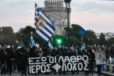 "Immigrants illégaux dehors", peut-on lire sur une banderole lors d'une manifestation à Thessalonique contre le transfert de migrants des îles grecques vers le continent, le 3 novembre 2019