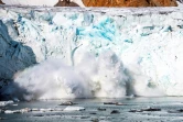 Des blocs de glace se décrochent du glacier Apusiajik, le 17 août 2019, près de Kulusuk, dans le sud-est du Groënland 