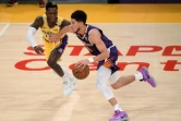 Devin Booker (Phoenix Suns) déborde Dennis Schroder (Los Angeles Lakers), lors du 6e match du 1er tour des playoffs NBA, le 3 juin 2021 au Staples Center à Los Angeles