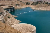 Cette photo prise le 2 juillet 2022 montre une vue du barrage de Dukan (à gauche), de son déversoir d'urgence à cloche (au premier plan) et du réservoir, au nord-ouest de la ville de Souleimaniyeh, dans la région autonome du Kurdistan, dans le nord-est de l'Irak