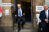 Le ministre des Affaires étrangères britannique Boris Johnson quitte le bureau de vote après avoir glissé son bulletin aux élections locales à Londres le 3 mai 2018.