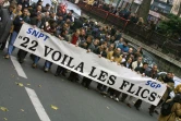 Des policiers défilent lors d'une manifestation, au lendemain de la journée nationale de mobilisation la plus importante depuis 1991, à Paris, le le 22 novembre 2001