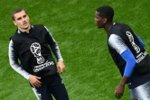 L'attaquant Antoine Griezmann (g) et le milieu Paul Pogba lors d'une séance d'entraînement des Bleus au stade d'Ekaterinbourg, le 20 juin 2018