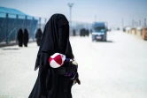 Une femme détenue porte son bébé et se prépare à quitter, après sa libération, le camp kurde d'al-Hol, dans le nord-est de la Syrie, le 3 septembre 2023